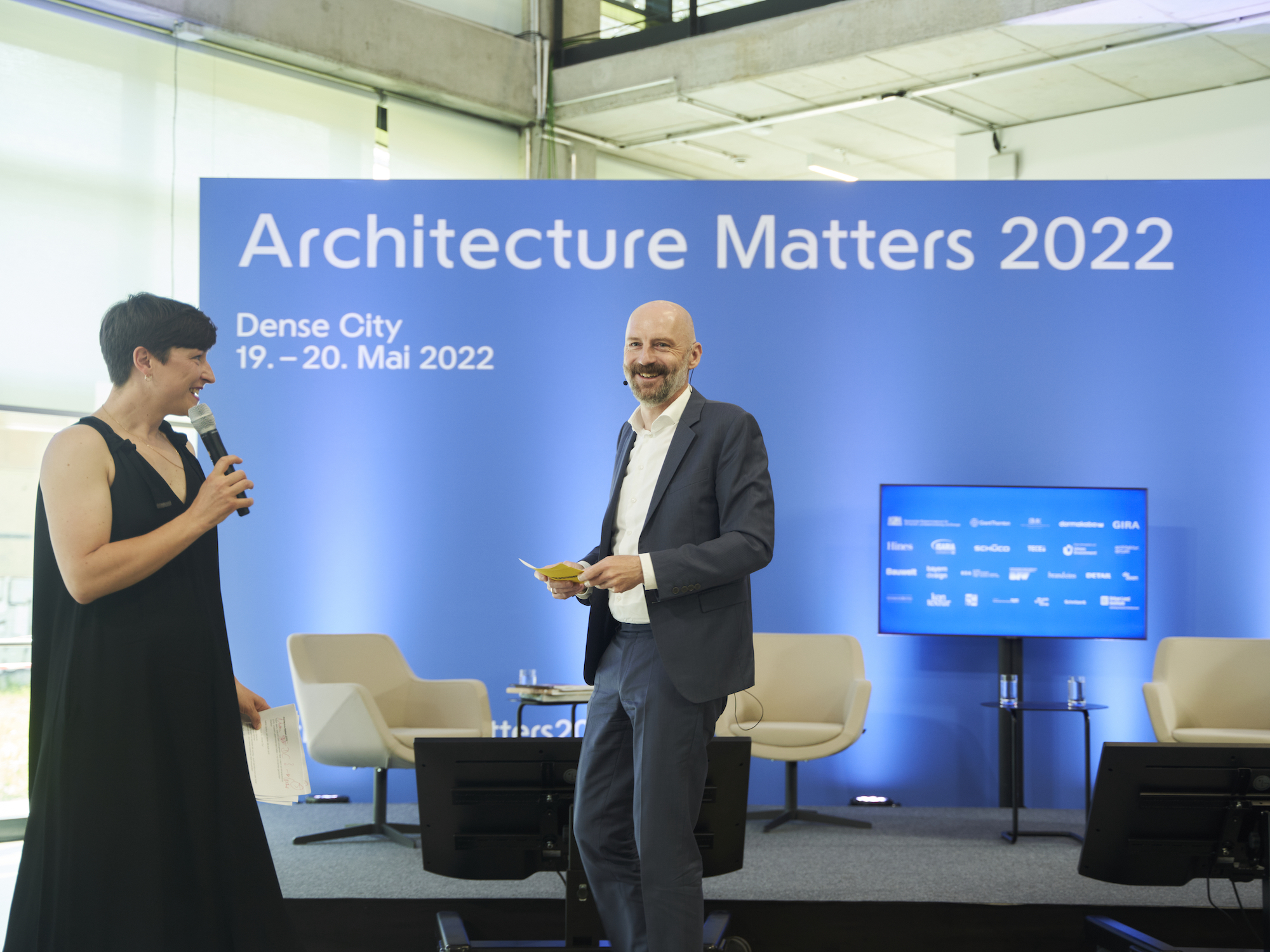 Architecture Matters 2022 Konferenz im Munich Urban Colab Moderation Nadin Heinich, plan A und Jan Friedrich, Bauwelt Foto: Tanja Kernweiss